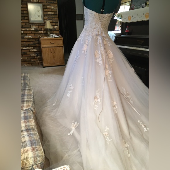 Wedding dress - Picture 16 of 16